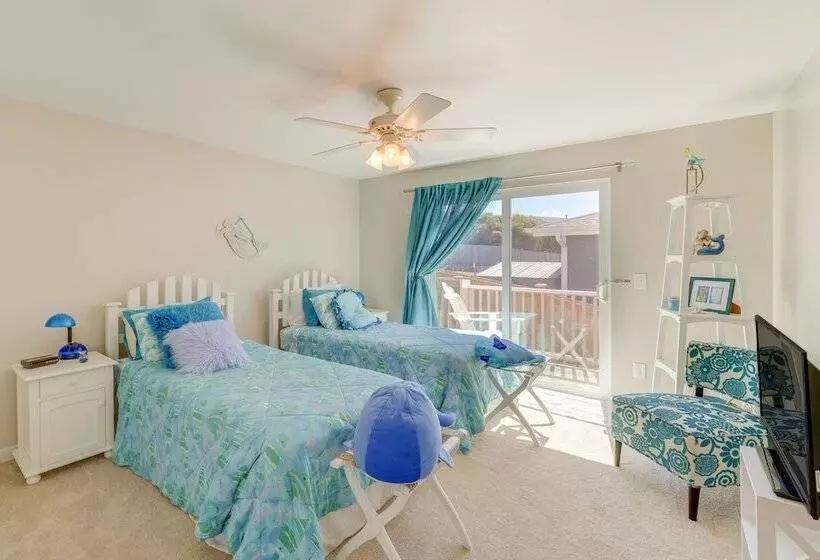 Stunning Home In Coupeville W/ Deck + Beach Access