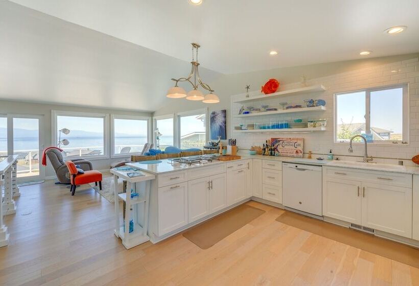 Stunning Home In Coupeville W/ Deck + Beach Access