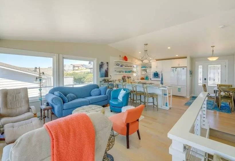 Stunning Home In Coupeville W/ Deck + Beach Access