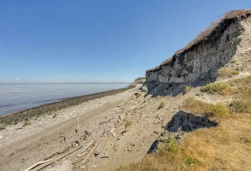 Stunning Home In Coupeville W/ Deck + Beach Access