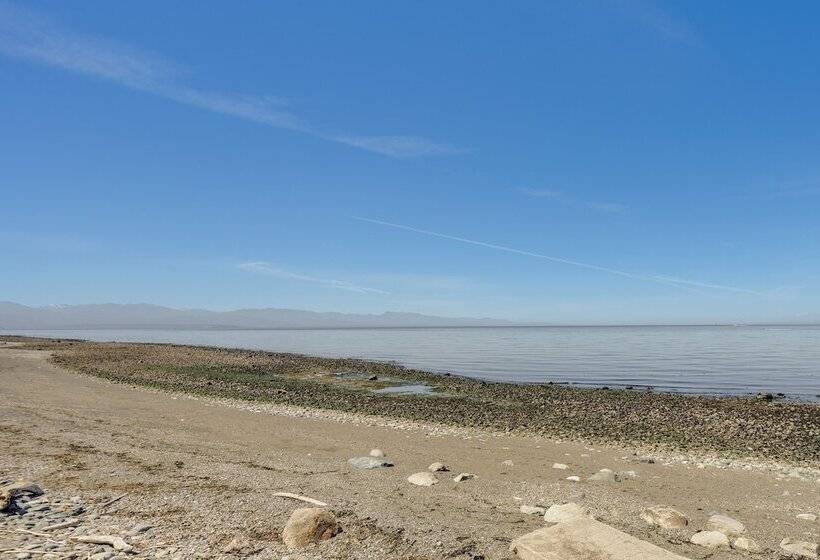 Stunning Home In Coupeville W/ Deck + Beach Access