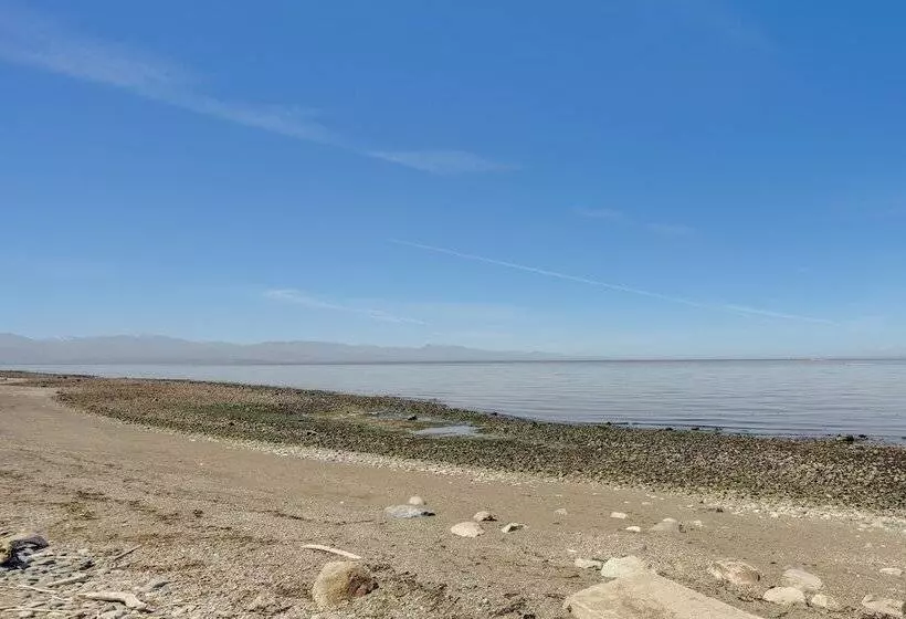 Stunning Home In Coupeville W/ Deck + Beach Access