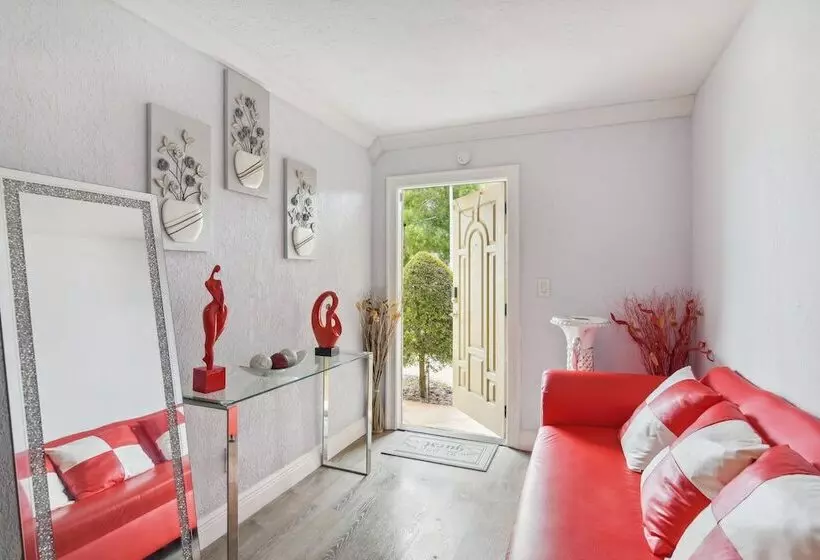 Patio + Yard: Family Friendly Miami Oasis!