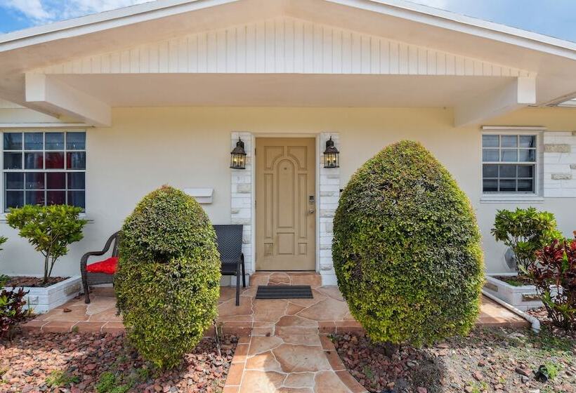 Patio + Yard: Family Friendly Miami Oasis!