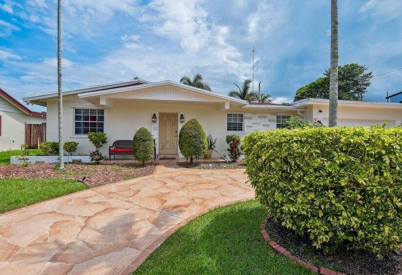 Patio + Yard: Family Friendly Miami Oasis!