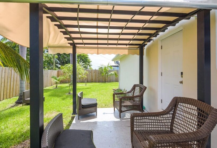 Patio + Yard: Family Friendly Miami Oasis!