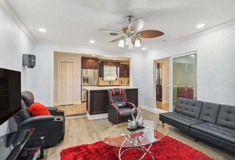 Patio + Yard: Family Friendly Miami Oasis!