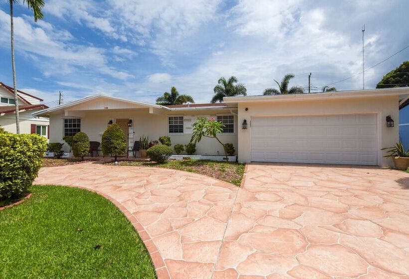 Patio + Yard: Family Friendly Miami Oasis!