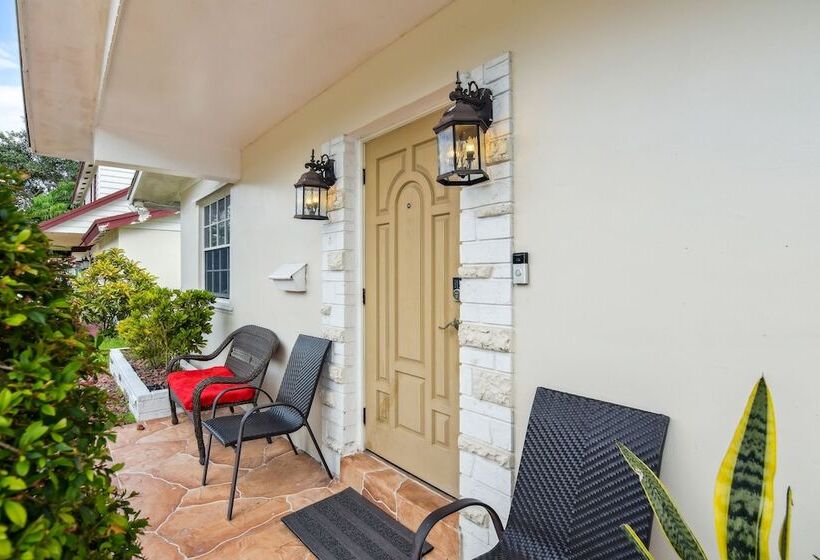 Patio + Yard: Family Friendly Miami Oasis!