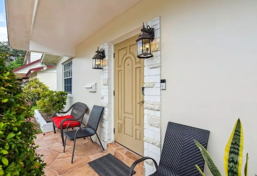 Patio + Yard: Family Friendly Miami Oasis!