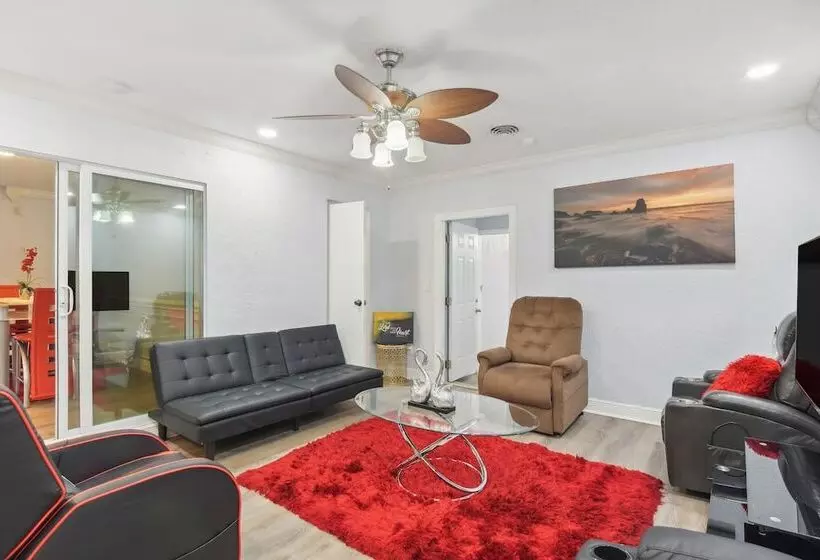 Patio + Yard: Family Friendly Miami Oasis!