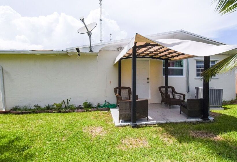 Patio + Yard: Family Friendly Miami Oasis!