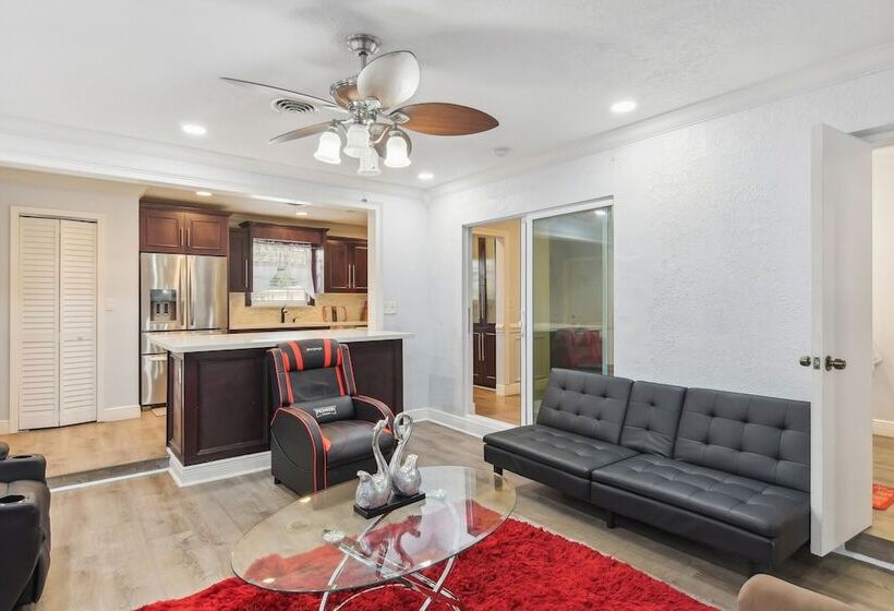 Patio + Yard: Family Friendly Miami Oasis!