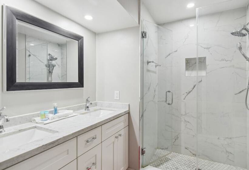 Patio + Yard: Family Friendly Miami Oasis!