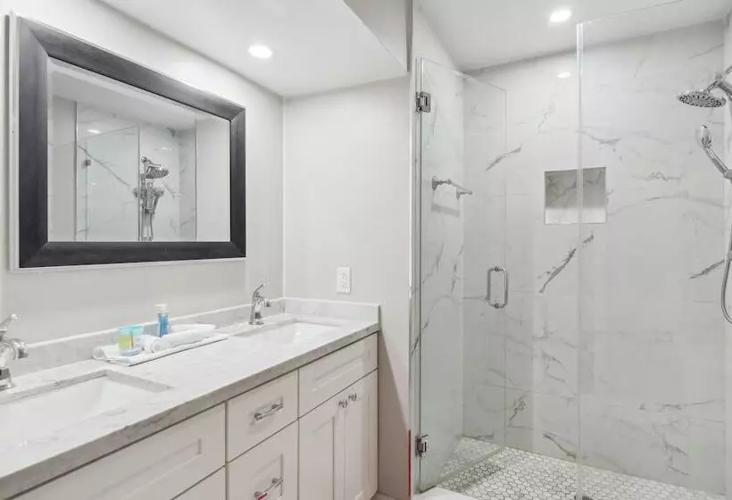 Patio + Yard: Family Friendly Miami Oasis!