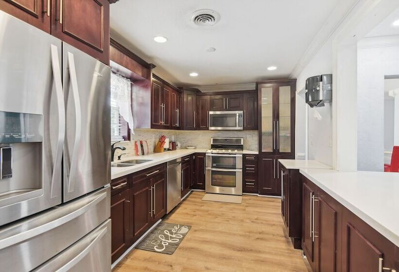 Patio + Yard: Family Friendly Miami Oasis!