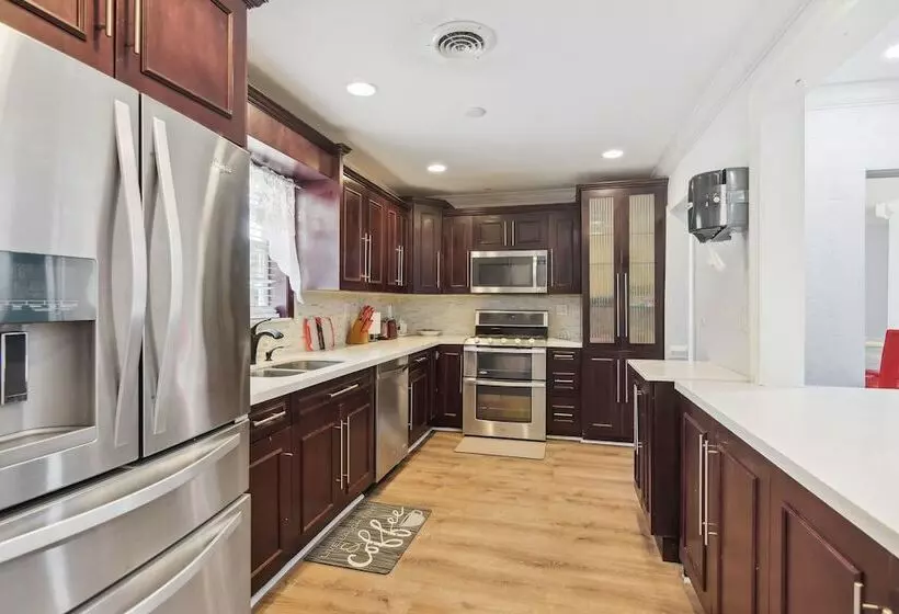 Patio + Yard: Family Friendly Miami Oasis!