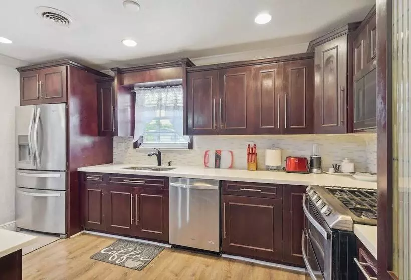 Patio + Yard: Family Friendly Miami Oasis!