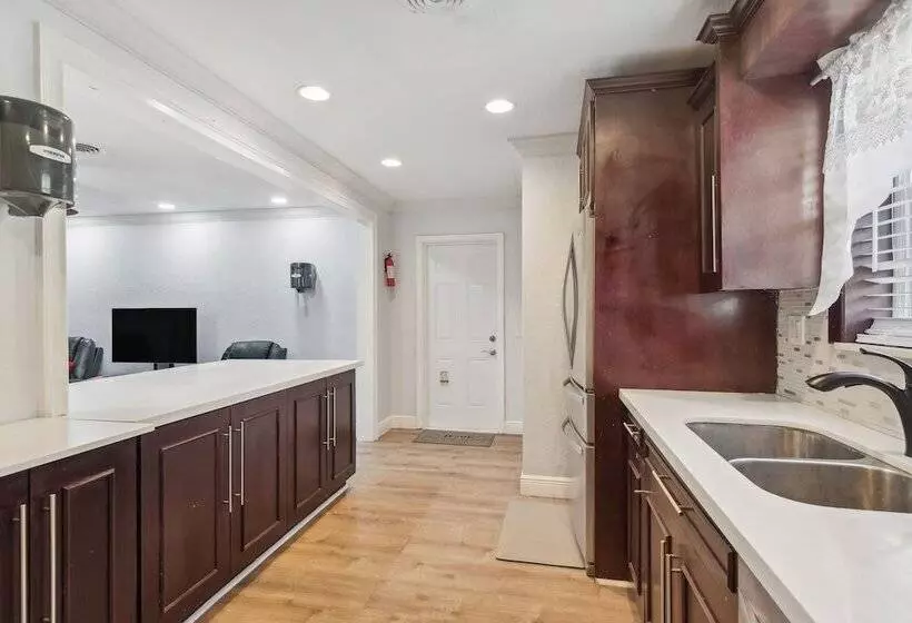 Patio + Yard: Family Friendly Miami Oasis!