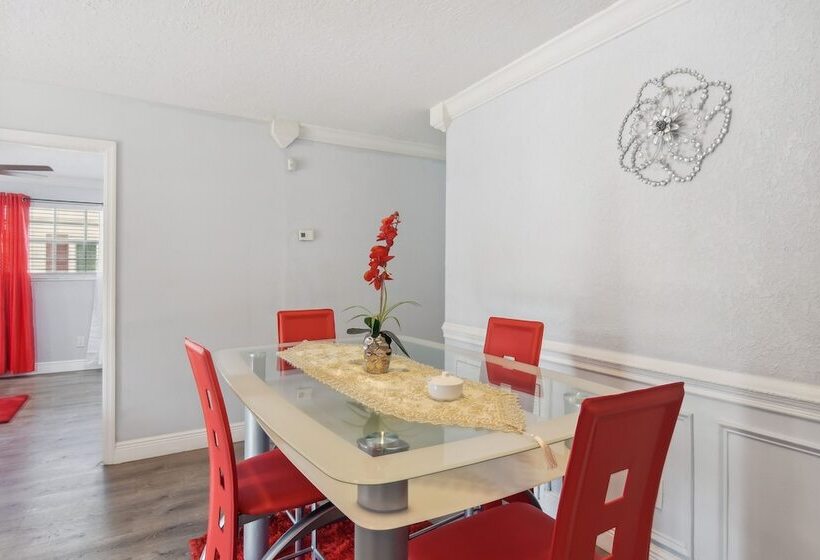 Patio + Yard: Family Friendly Miami Oasis!