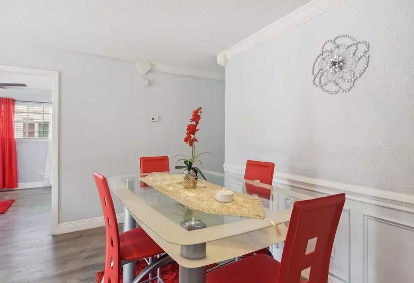 Patio + Yard: Family Friendly Miami Oasis!