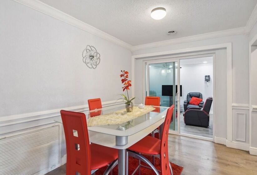 Patio + Yard: Family Friendly Miami Oasis!