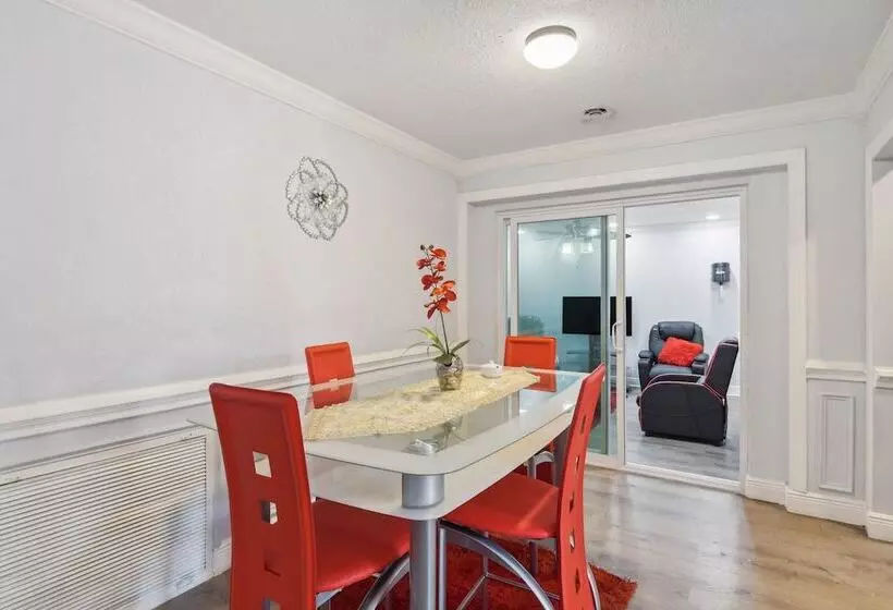 Patio + Yard: Family Friendly Miami Oasis!