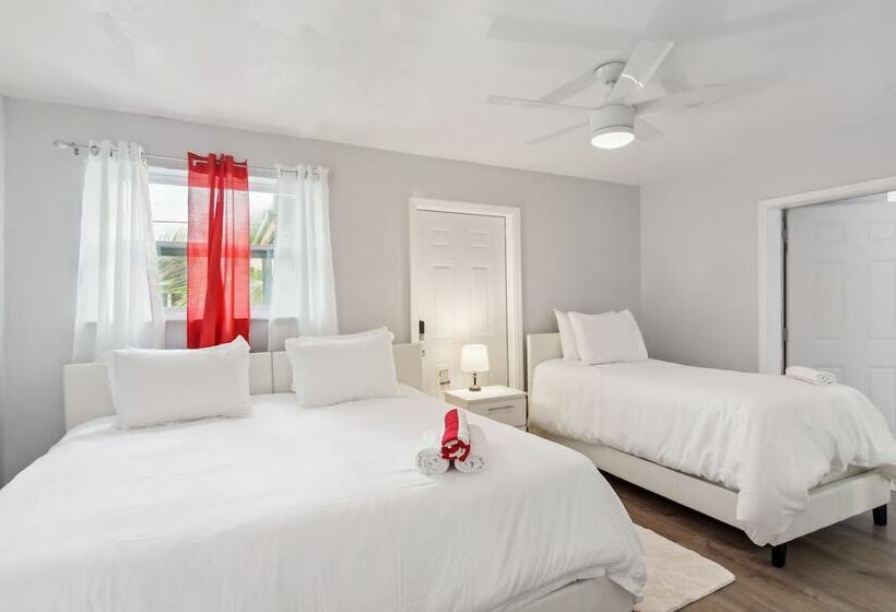 Patio + Yard: Family Friendly Miami Oasis!