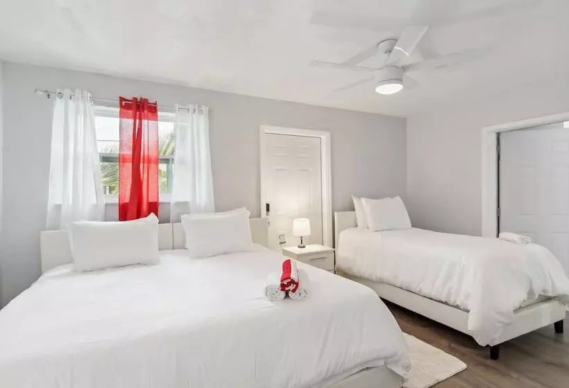 Patio + Yard: Family Friendly Miami Oasis!