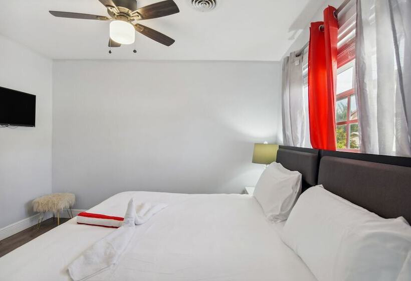 Patio + Yard: Family Friendly Miami Oasis!