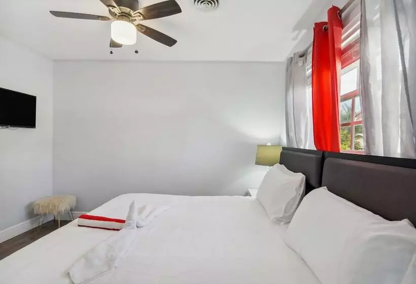 Patio + Yard: Family Friendly Miami Oasis!