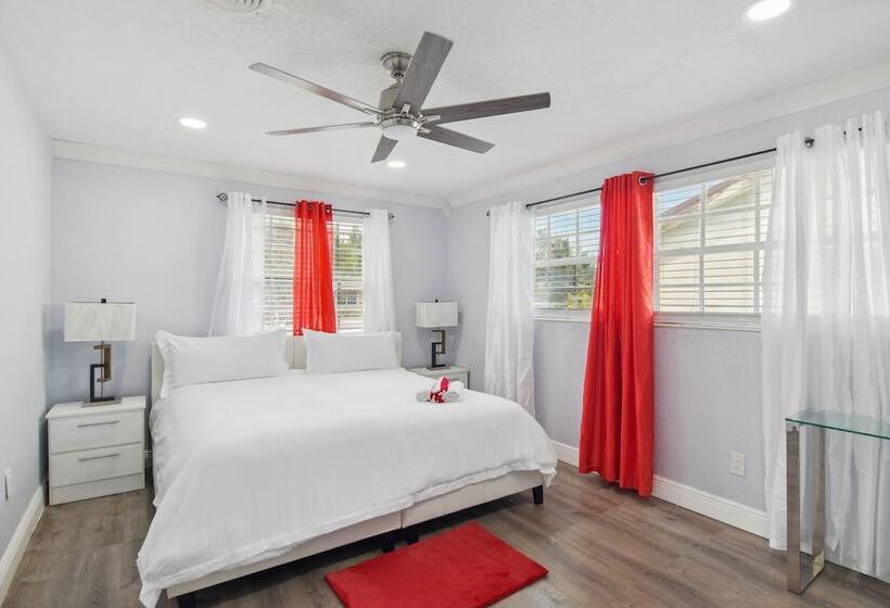 Patio + Yard: Family Friendly Miami Oasis!