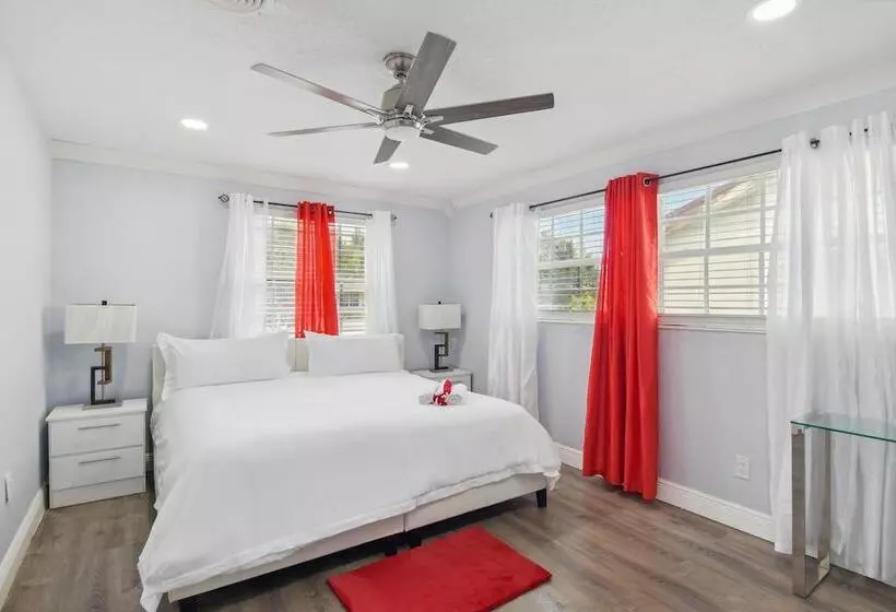 Patio + Yard: Family Friendly Miami Oasis!