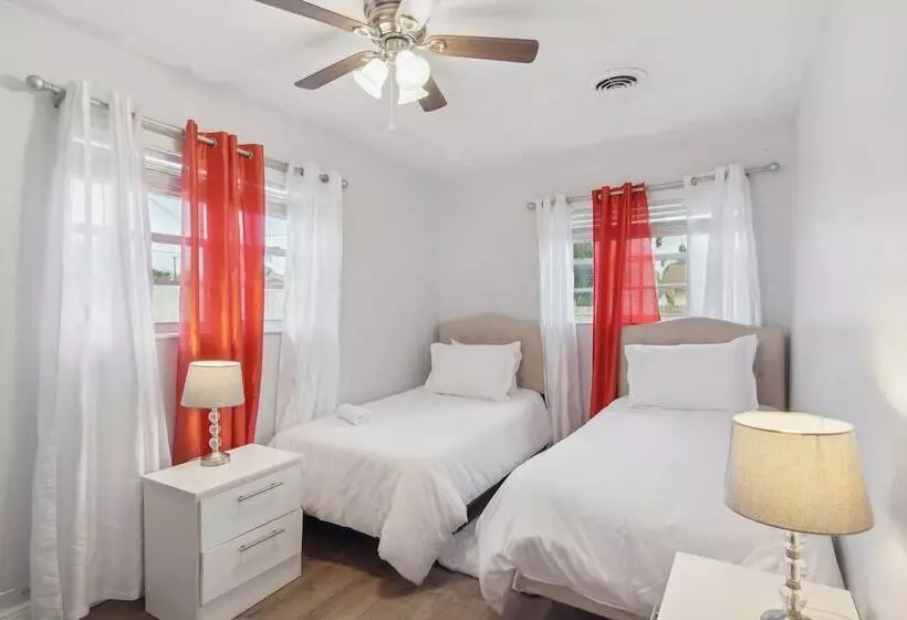 Patio + Yard: Family Friendly Miami Oasis!