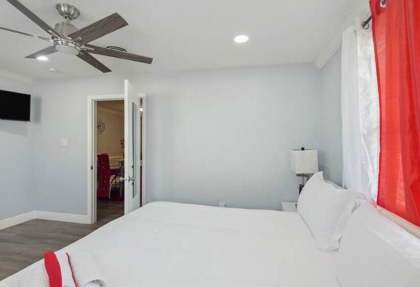 Patio + Yard: Family Friendly Miami Oasis!