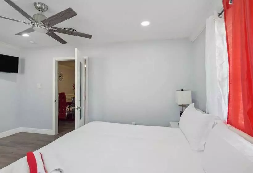 Patio + Yard: Family Friendly Miami Oasis!