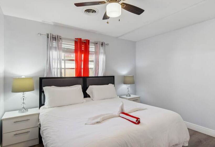 Patio + Yard: Family Friendly Miami Oasis!