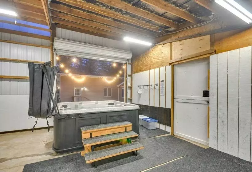 Washington Retreat: Fire Pit, Hot Tub & Ping Pong!