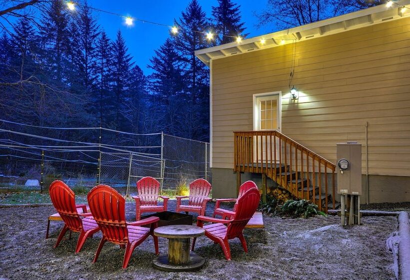 Washington Retreat: Fire Pit, Hot Tub & Ping Pong!