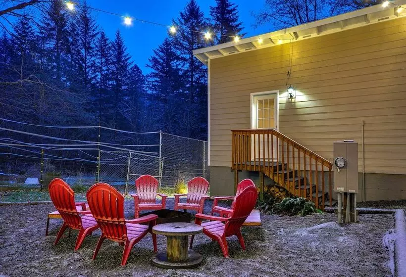 Washington Retreat: Fire Pit, Hot Tub & Ping Pong!