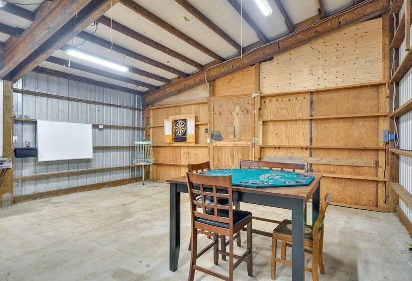 Washington Retreat: Fire Pit, Hot Tub & Ping Pong!