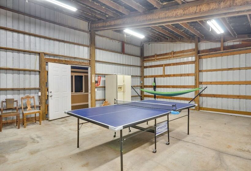 Washington Retreat: Fire Pit, Hot Tub & Ping Pong!