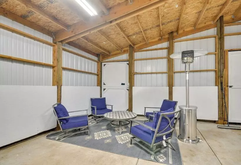 Washington Retreat: Fire Pit, Hot Tub & Ping Pong!