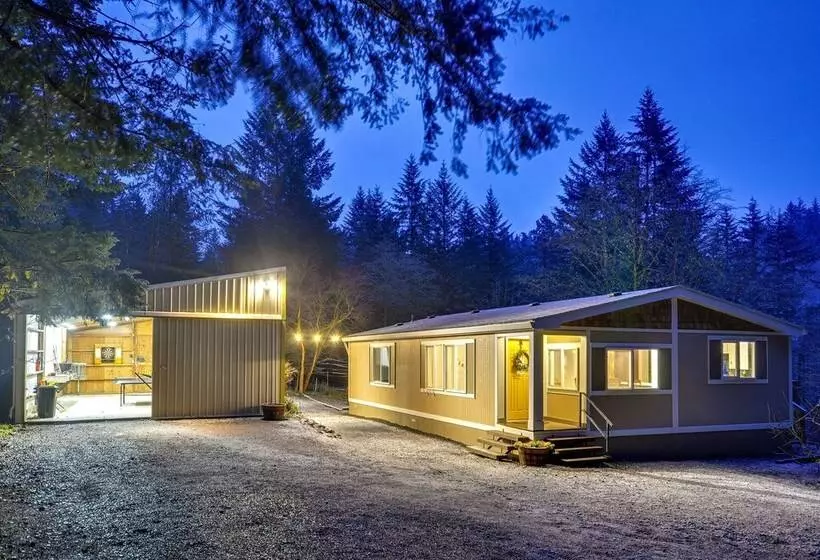 Washington Retreat: Fire Pit, Hot Tub & Ping Pong!