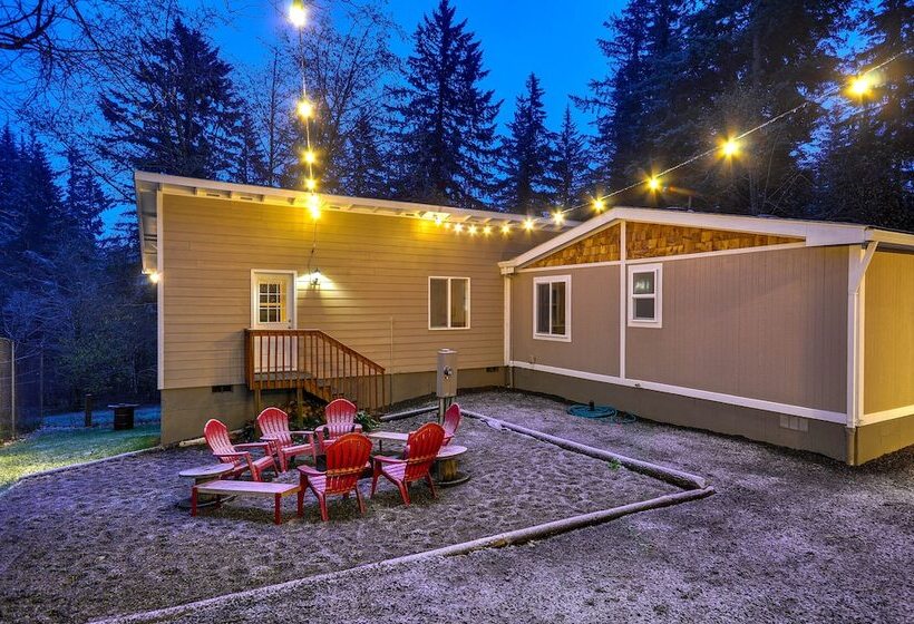 Washington Retreat: Fire Pit, Hot Tub & Ping Pong!