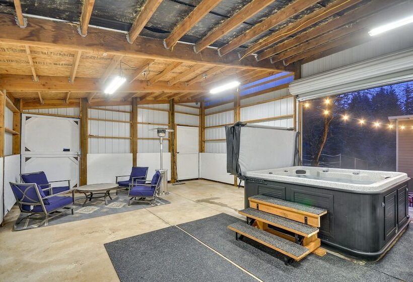 Washington Retreat: Fire Pit, Hot Tub & Ping Pong!