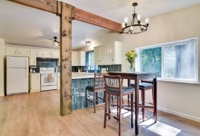 Washington Retreat: Fire Pit, Hot Tub & Ping Pong!