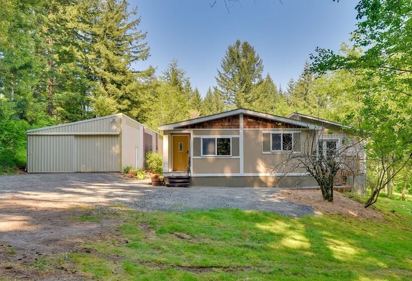 Washington Retreat: Fire Pit, Hot Tub & Ping Pong!