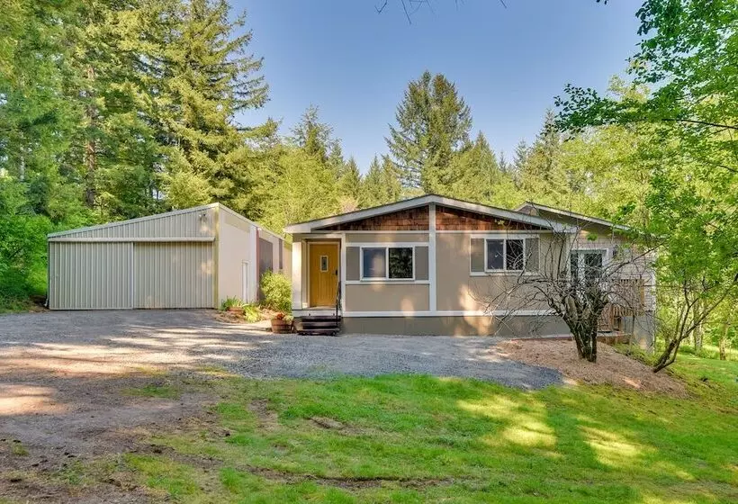 Washington Retreat: Fire Pit, Hot Tub & Ping Pong!