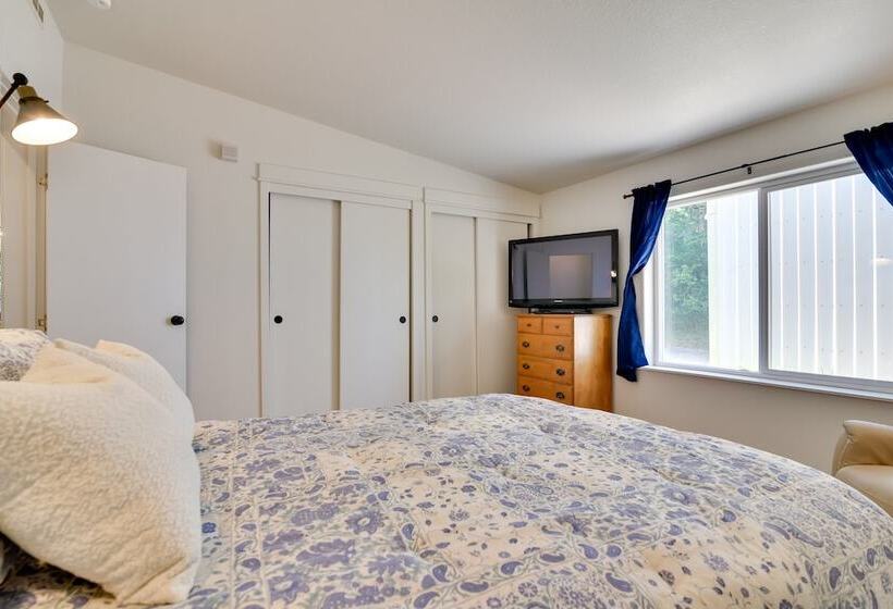 Washington Retreat: Fire Pit, Hot Tub & Ping Pong!